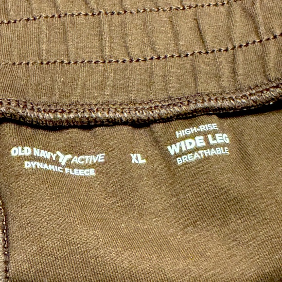 Old Navy High-Waisted Dynamic Fleece Wide-Leg
Pants Size XL - Picture 2 of 7
